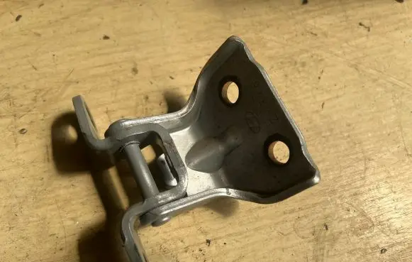 Hyundai Getz Rear door lower hinge