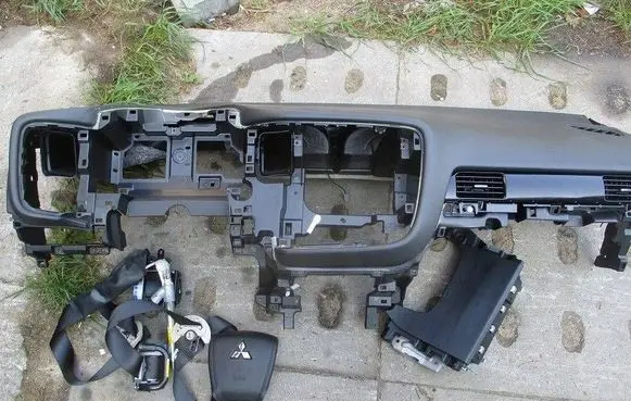 Mitsubishi Outlander Radio/GPS head unit trim 
