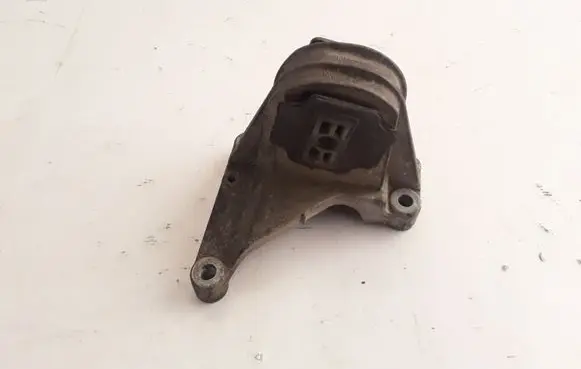 Volvo XC70 Engine mount bracket