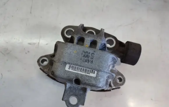 Opel Mokka Engine mount bracket