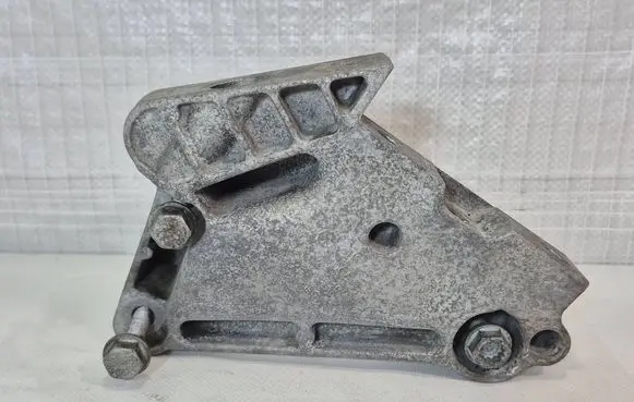Engine mounting bracket