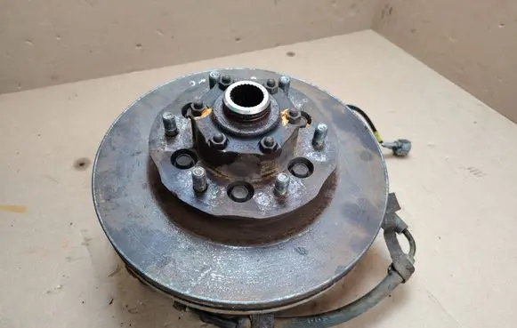 Nissan Navara D22 Front wheel hub