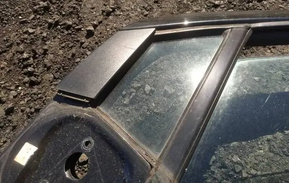 Toyota Yaris Front door vent window glass four-door as2