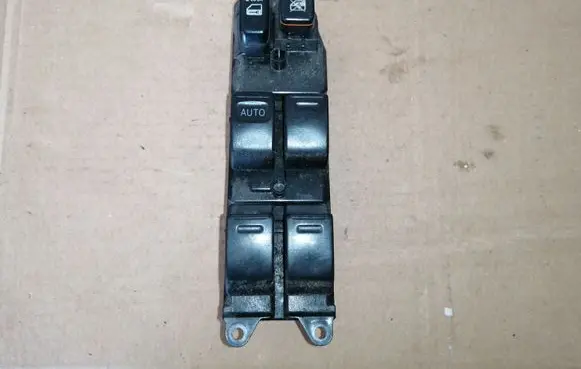 Toyota Prius (XW20) Electric window control switch 8482047050