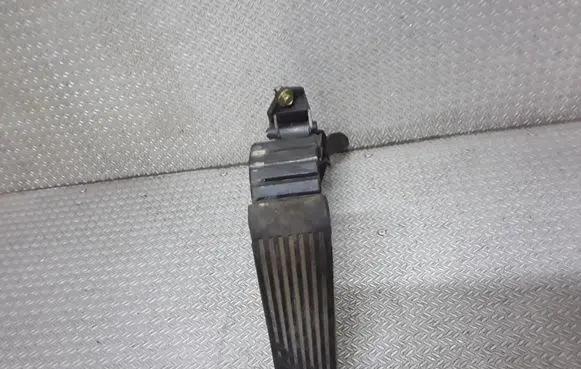 Mercedes-Benz E W210 Accelerator throttle pedal 1293010001 2103010520