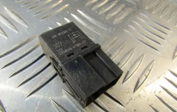 Volvo S40, V40 Other relay MB953382