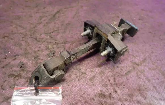 Dacia Dokker Front door check strap stopper