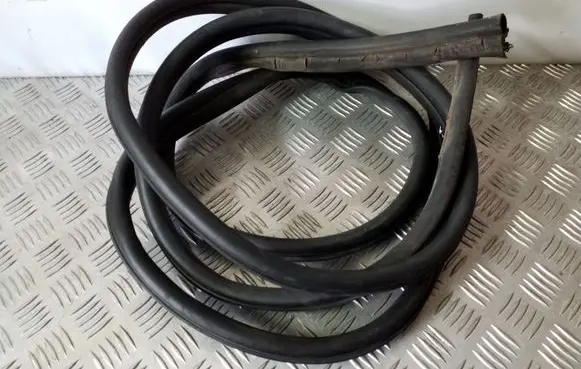 Opel Vivaro Front door rubber seal
