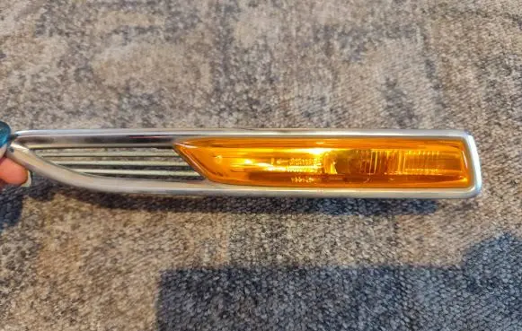 Front fender indicator light