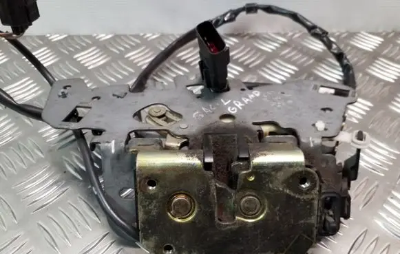 Chrysler Voyager Sliding door lock 