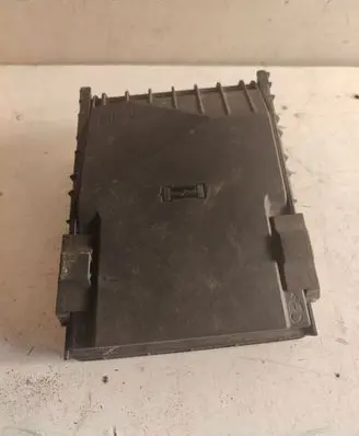 Volkswagen PASSAT B6 Fuse box cover 1K0937132