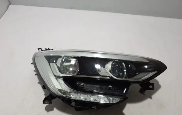 Renault Megane IV Headlight/headlamp 260102555R