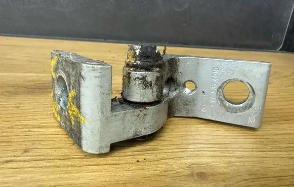 Skoda Octavia Mk2 (1Z) Front door upper hinge 6Y0833401C