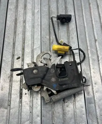 BMW 5 G30 G31 G38 Engine bonnet/hood lock/catch 7347410