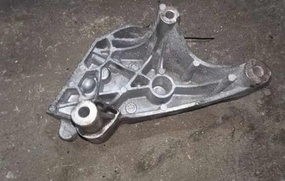 Volkswagen Touran I Engine mounting bracket 03G199207B