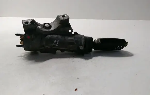 Volkswagen PASSAT B5.5 Ignition lock 4B0905851C