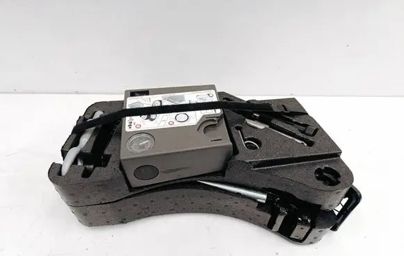 Volkswagen Touareg II Tool set 7P0012112F 7P0012112C