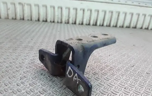 Mitsubishi Pajero Rear door lower hinge