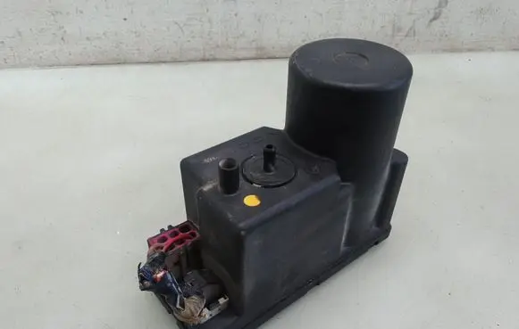 Audi A4 S4 B5 8D Central locking vacuum pump 4A0862257A
