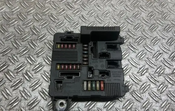 Renault Scenic II - Grand scenic II Fuse module 8200306032A