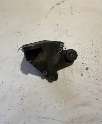 Volkswagen PASSAT B5.5 Engine mounting bracket 8D0399114S