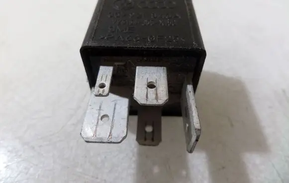 Volkswagen PASSAT B5 Other relay 357927843A