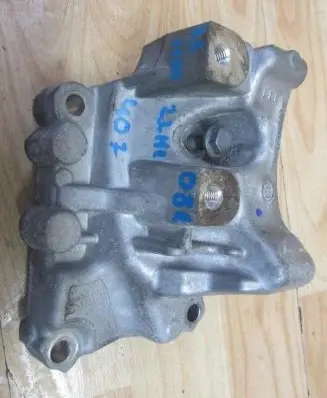 Peugeot 407 Engine mount bracket