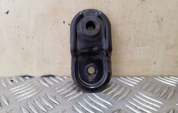 Radiator mount bracket