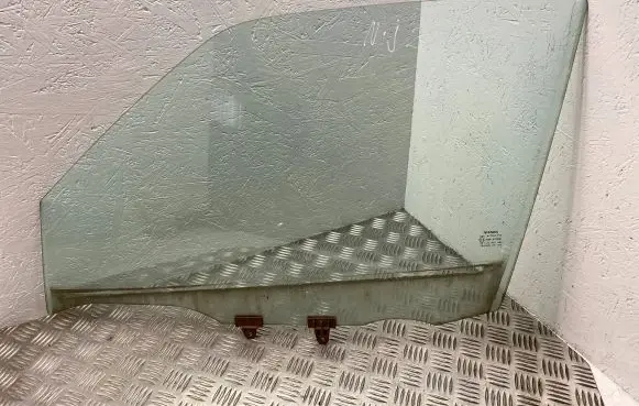 Nissan Juke I F15 Front door window glass four-door 43R007951