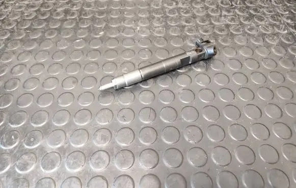 Mercedes-Benz CLA C117 X117 W117 Fuel injector A6510701387