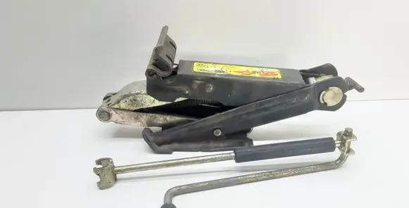 Volkswagen PASSAT B5 Lift Jack 357011031D
