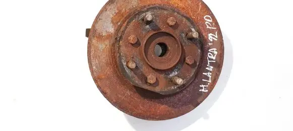 Hyundai Lantra I Front wheel hub