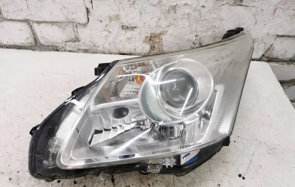 Toyota Avensis T270 Headlight/headlamp 8115805310