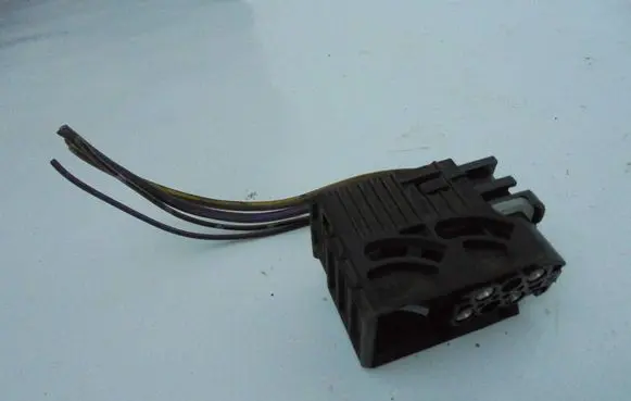 BMW 7 E65 E66 Fuel pump relay 