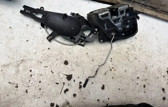 BMW 3 E90 E91 Front door lock 7059974