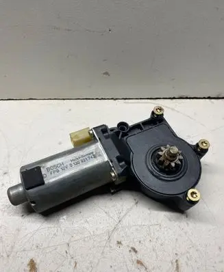 Volvo S70 V70 V70 XC Front door window regulator motor 0130821742