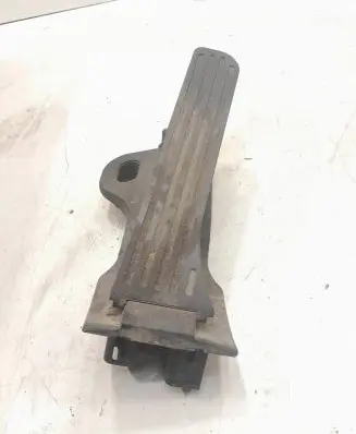 Accelerator throttle pedal