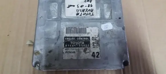 Toyota Avensis T220 Engine control unit/module 8966105420 MB1758005033 1CDFT