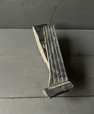 Accelerator throttle pedal