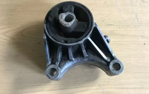 Opel Zafira B Engine mount bracket V05458 DIN226 FHA060200