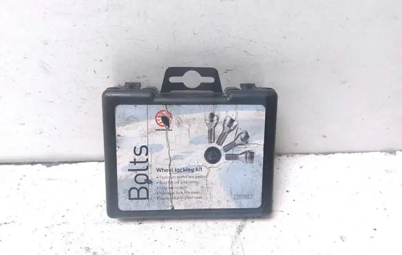Volkswagen PASSAT B6 Nuts/bolts 93173882