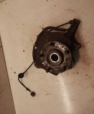 Nissan Almera Tino Front wheel hub
