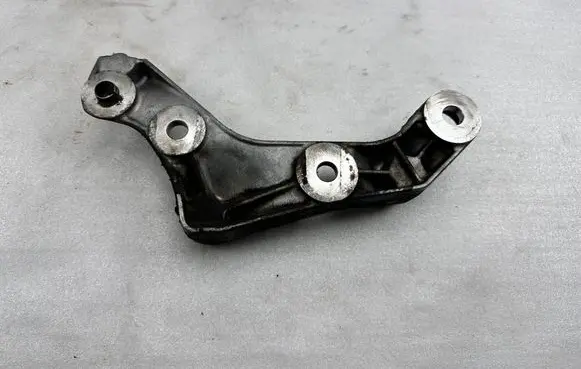 Mercedes-Benz S W222 Engine mounting bracket A2720140295