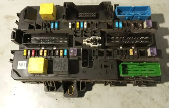 Opel Zafira B Fuse box set 13220829