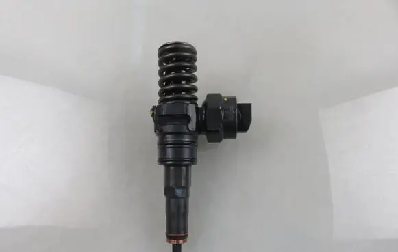 Volkswagen Bora Fuel injector 0414720015 038130073J