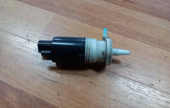 Chrysler Voyager Windscreen/windshield washer pump L2319C 5019244AA