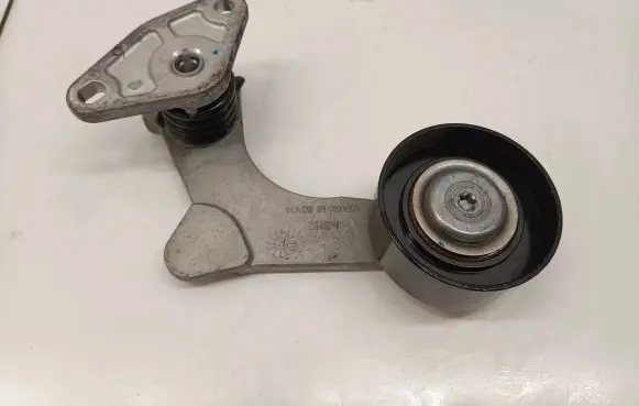 Hyundai Kona I Generator/alternator belt tensioner 2528103HA0