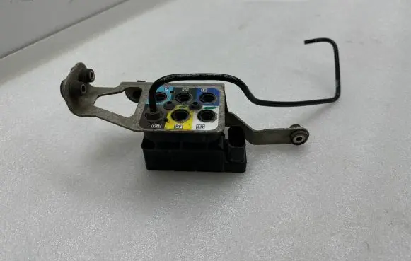Tesla Model S Air suspension valve block 15152400272 100879400B