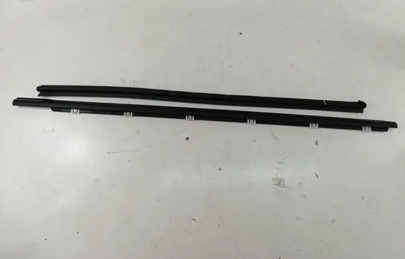KIA Stonic Front door windshield rail 