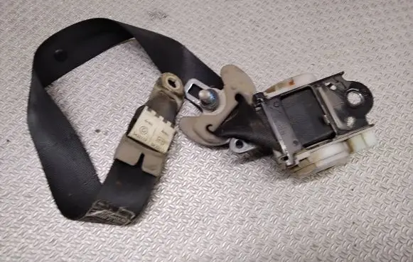Middle seatbelt (rear)